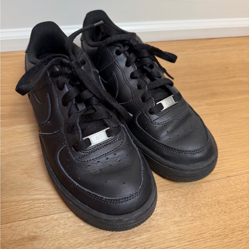 Nike Air Kids Size 5 (AF1) AirForce 1 Low All-Black Sneakers